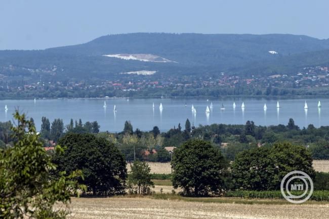A hőség és a szélcsend ellenére a mezőny több mint fele célba ért a szombaton zárult Kékszalag balatoni tókerülő versenyen. 