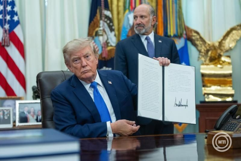 Ötvenszázalékos amerikai vám a kanadai járművekre és acélra