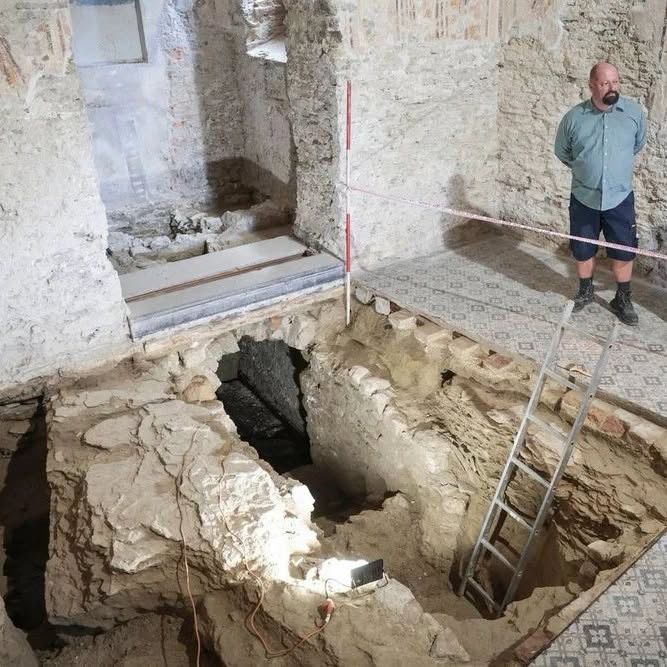 Barokk kori kriptát és gótikus freskókat tártak fel a keszthelyi Szent Miklós-kápolnában