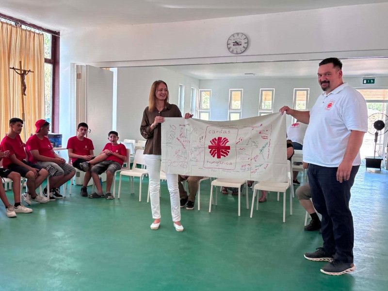 Forsthoffer Ágnes a Katolikus Karitász balatonakali táborába látogatott