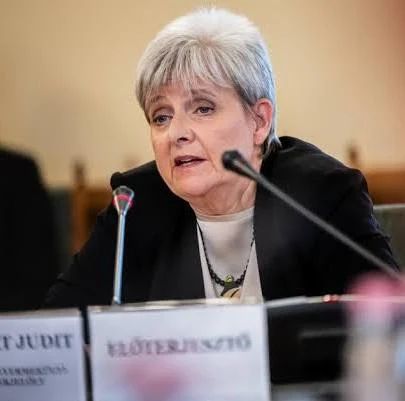  Az Oktatási Hivatal felbontotta a Dérynével kötött szerződést