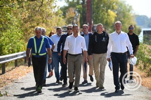 Emberfeletti munka folyik Paksnál az atomerőmű két működő turbinájának üzemben tartásáért.