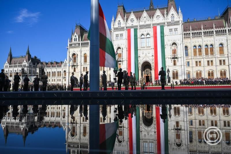 Felvonták a nemzeti lobogót az Országház előtt