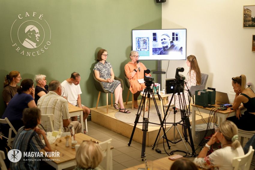 Muraközy Nóra és Kovács Emese a Café Francescóban