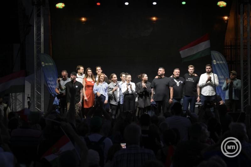 Ne féljetek! 2.0 címmel tartottak demonstrációt jobboldali civilek a Kossuth téren