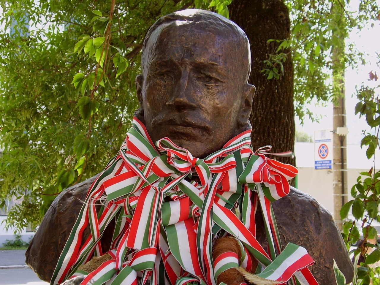 Székelyudvarhelyen meg akarják védeni a Vándor székely szobrát.