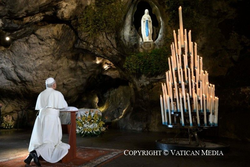 XIV. Leó pápa a lourdes-i jelenések barlangjánál