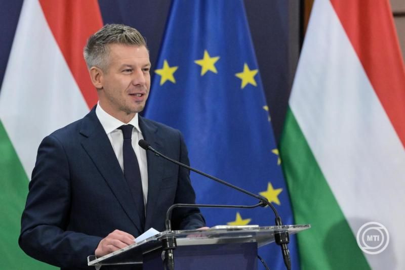Adócsökkentést és béremeléseket tervez a kormány
