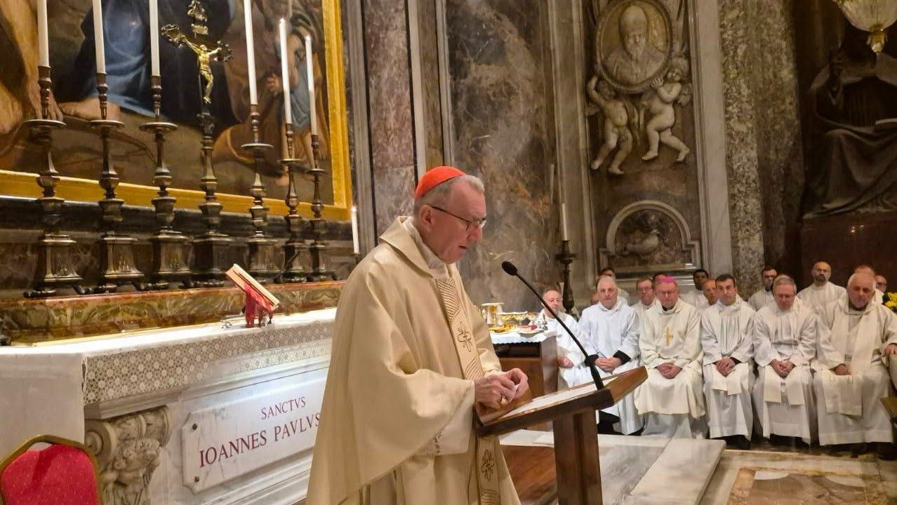 Parolin bíboros: Kérjük a béke ajándékát Szent II. János Pál pápa közbenjárására