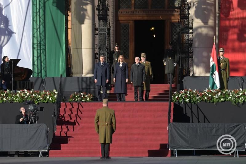 Felvonták a nemzeti lobogót az Országház előtt
